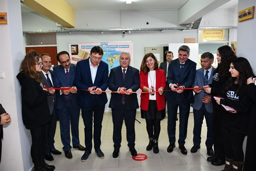 Vali Aziz Yıldırım Tekirdağ Belediyesi Mehmet Serez Sosyal Bilimler Lisesi’nde Yenilenen ve Zenginleştirilen Kütüphanenin Açılışını Yaptı