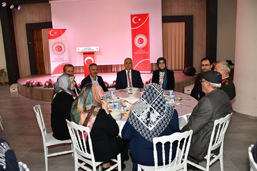 Vali Aziz Yıldırım ve Eşi Güllühan Yıldırım Kapaklı İlçemizde Şehit Aileleri, Gaziler ve Gazi Aileleri İle Birlikte İftar Yaptı