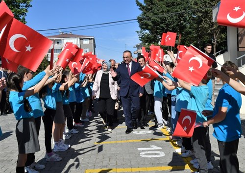 Vali Soytürk Dünya Oyun Oynama Günü’nde Öğrencilerle Oyun Oynadı